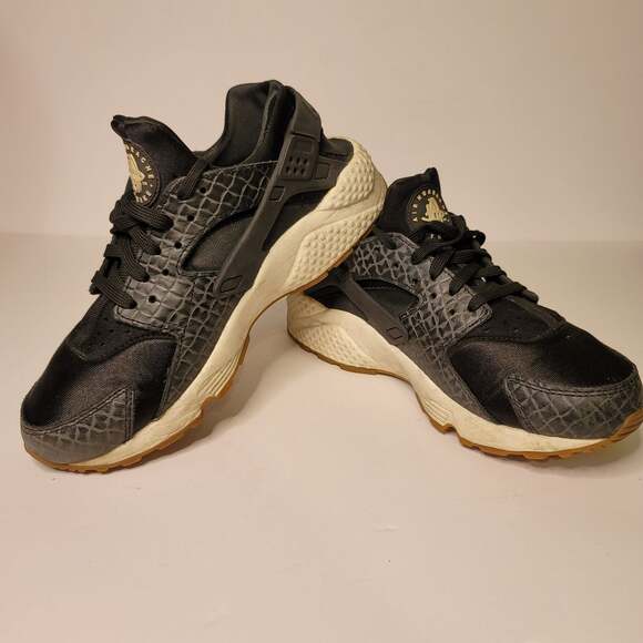 Nike Air Huarache Athletic Shoe - Picture 1 of 7